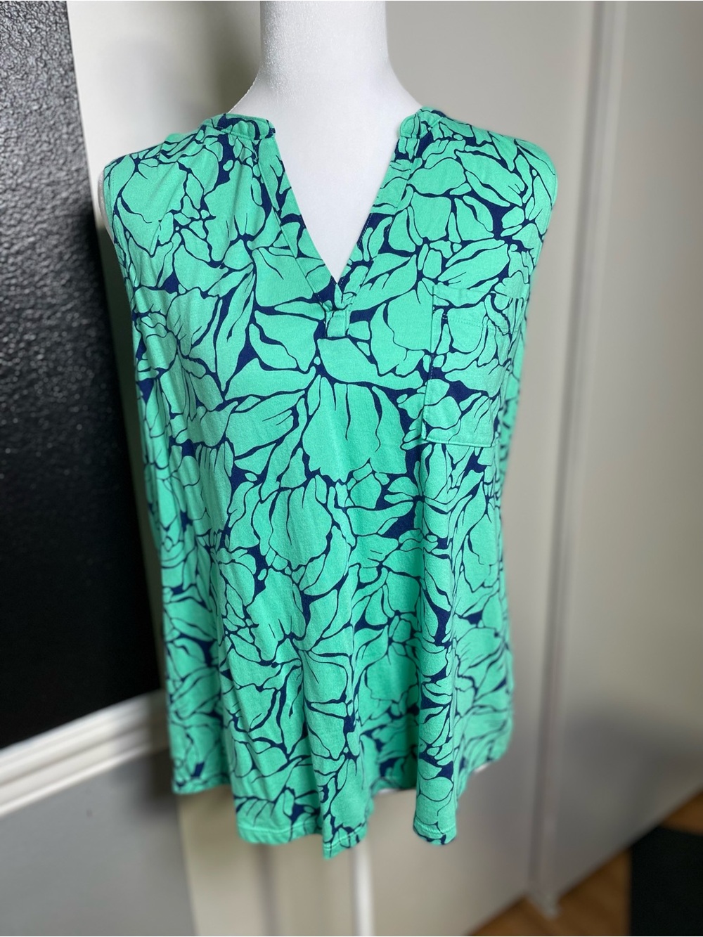Liz Claiborne Aqua Green and Navy Sleeveless V-Neck Blouse